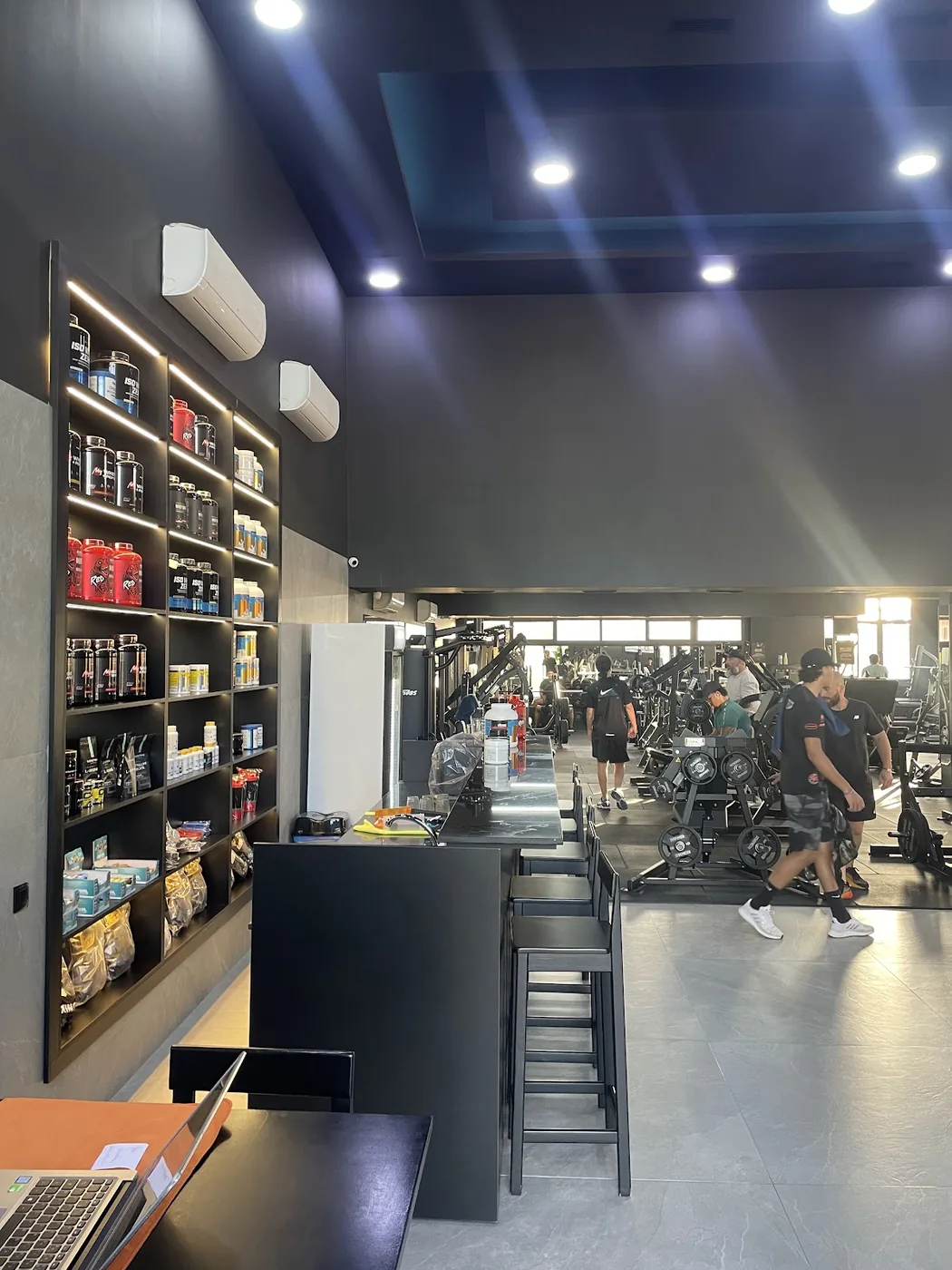 Accueil et bar à protéines de Raptor Fitness Marrakech