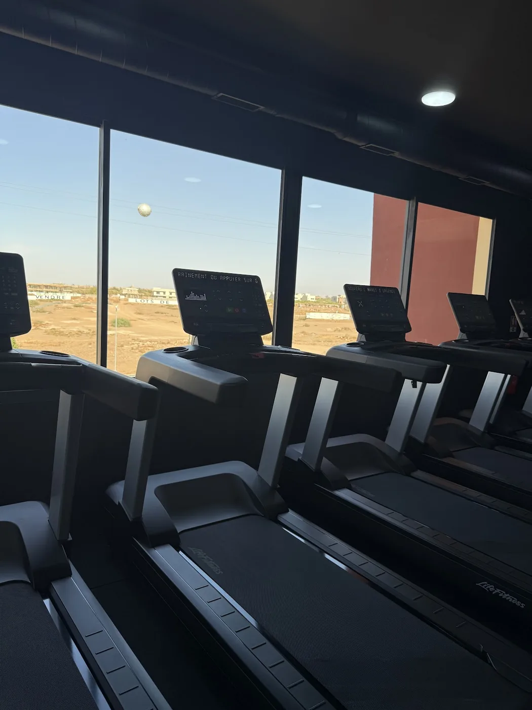 Tapis de course Life Fitness face aux baies vitrées